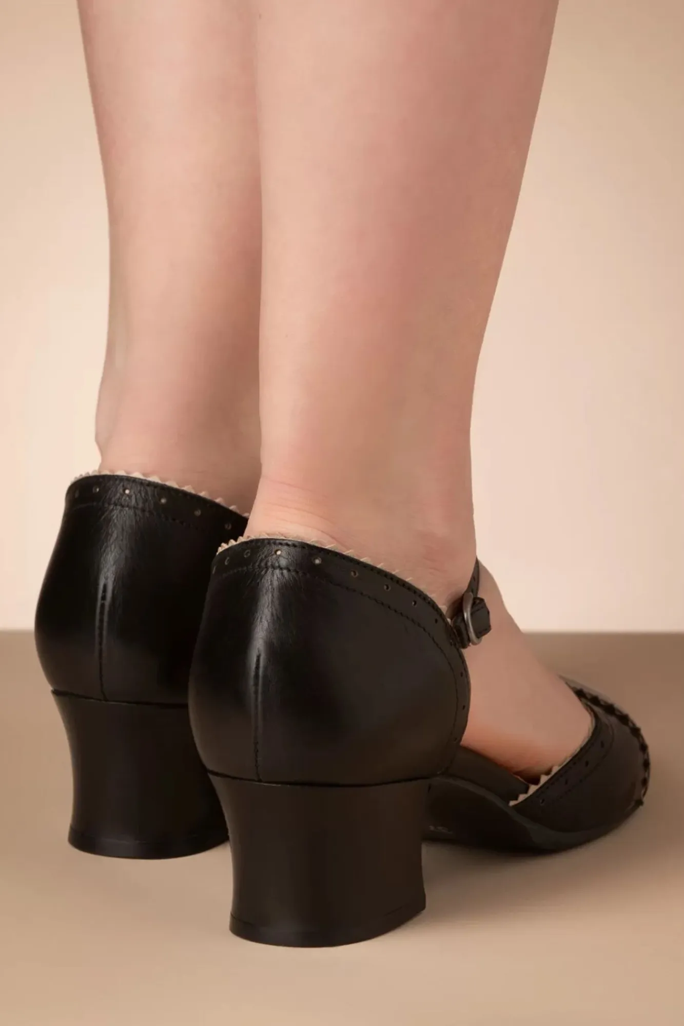 Best Miz Mooz Fernie T-Strap Pumps In Zwart En Creme